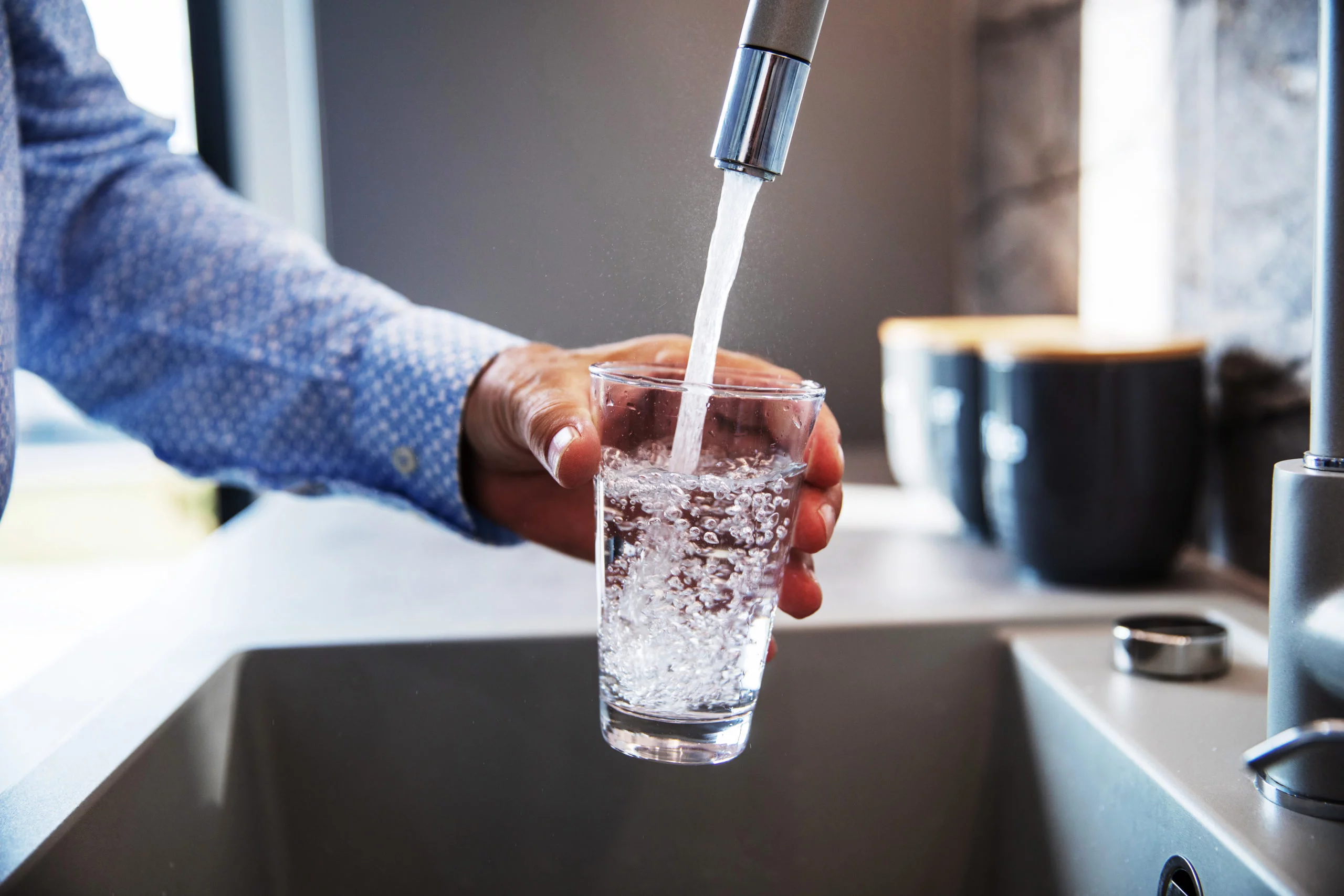 L'eau plate est-elle meilleure pour la santé que l'eau gazeuse ?