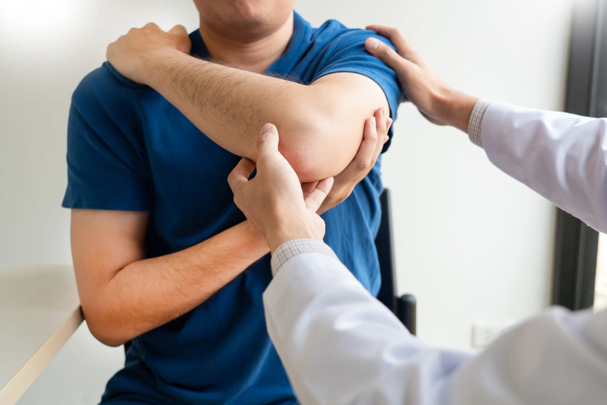 Douleur de l’épaule : moins d’imagerie, moins de chirurgie, plus de patience ?
