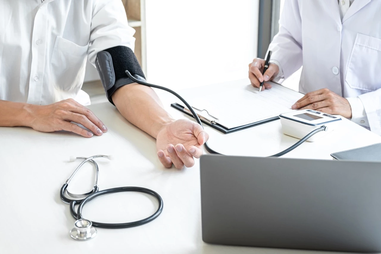 Hypotension inexpliquée et choc cardiogénique réversible : penser à la crise surrénalienne