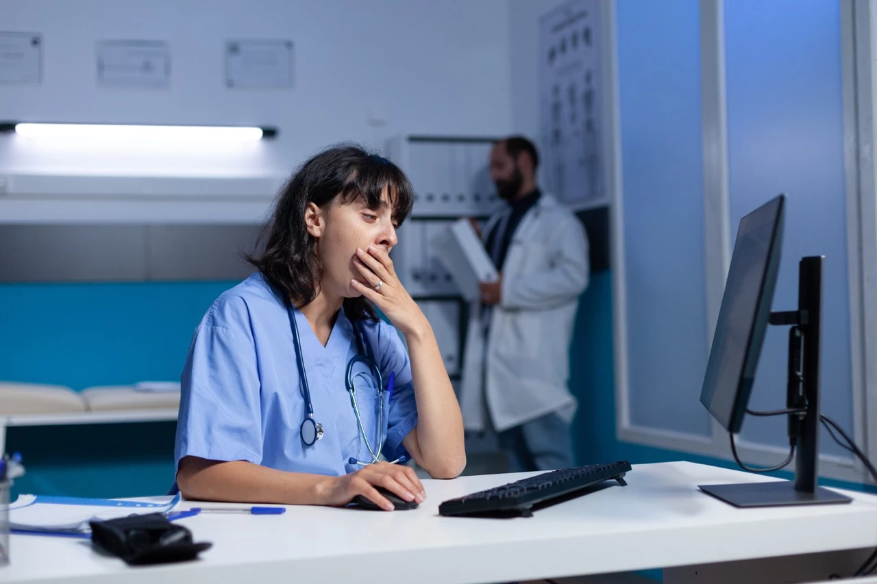 Travail de nuit et sommeil court : un risque accru d’arthrose