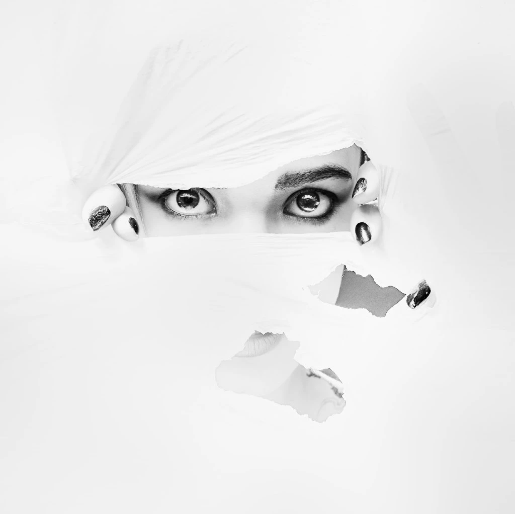 Cédric Brion - Studio Clavicule pics   - <p class="p1">Een korrelige, donkere atmosfeer die soms haast mystiek aandoet. Een bijzonder universum. </p>