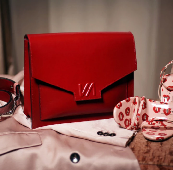 Valbona Leather - <p class="vc_custom_heading vc_custom_1608128085356">Une femme dont l'ambition n'a pas de frontières...</p>